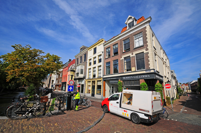 903445 Gezicht op de panden Oudegracht 340 -lager te Utrecht, vanaf de Geertebrug, met rechts de Vrouwjuttenstraat. Op ...